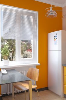 Πορτοκαλί τοίχο και προσόψεις στην κουζίνα