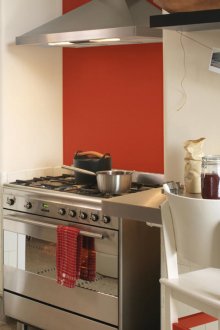 Μικρή λευκή και πορτοκαλί κουζίνα