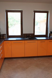 U-πορτοκαλί-μαύρη κουζίνα