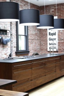 Μαύρο-καφέ εσωτερικό κουζίνα