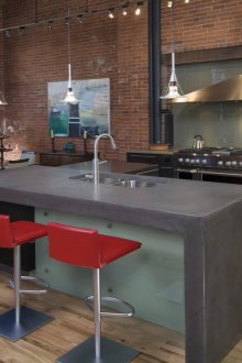 Κομψή κουζίνα με ένα νησί σε ένα διαμέρισμα στούντιο