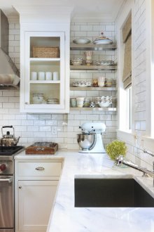 Ρωμαϊκές κουρτίνες σε μια φωτεινή κουζίνα σοφίτας