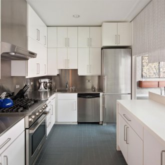 Λευκή κουζίνα σε διαμέρισμα σε σοφίτα