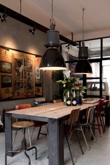 Μαύρο και καφέ έπιπλα στυλ σοφίτα