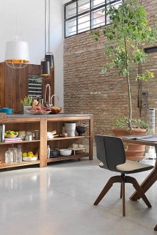 Κομψή φωτεινή κουζίνα