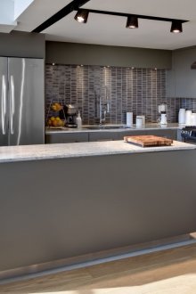 Γκρίζα κουζίνα με νησί στην κουζίνα σοφίτας