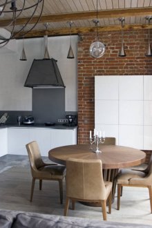 Κρέμα κουρτίνες μαυρίσματος στην κουζίνα στο στυλ πατάρι