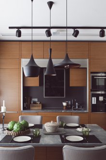 Λευκοί τοίχοι και οροφή στην κουζίνα σοφίτας