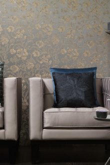 Γκρι-καφέ ταπετσαρία με τριαντάφυλλα στο σαλόνι