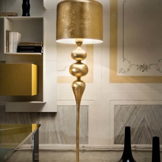 Χρυσή λάμπα δαπέδου στο εσωτερικό