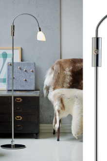 Πρωτότυπη λάμπα δαπέδου από μέταλλο στο σαλόνι