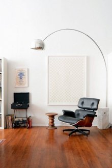 Μεταλλικός καμπύλος λαμπτήρας δαπέδου στο καθιστικό