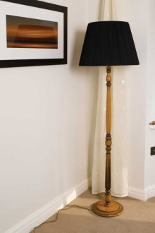 Φωτιστικό δαπέδου σε ξύλινο πόδι στο εσωτερικό