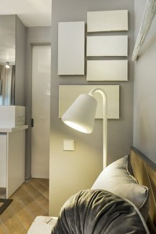 Λευκό φωτιστικό δαπέδου στο διαμέρισμα