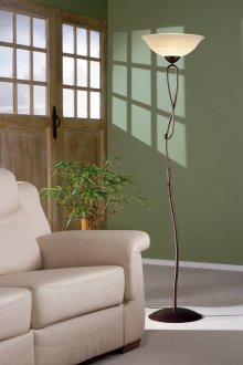 Καμπύλη λυχνία δαπέδου σε μεταλλικό πόδι στο σαλόνι