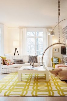 Καμπύλη φωτιστικού δαπέδου σε φωτεινό σαλόνι