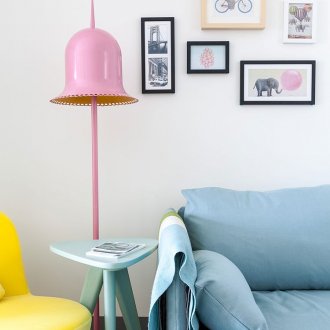 Ροζ λαμπτήρας δαπέδου στο σαλόνι