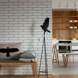 Ασυνήθιστο μαύρο φωτιστικό δαπέδου με τη μορφή ενός πουλιού