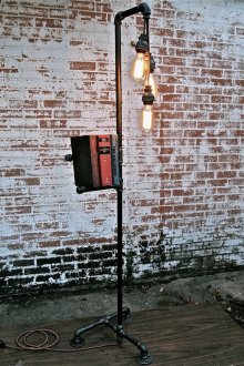 Μαύρη λυχνία δαπέδου τύπου σοφίτας