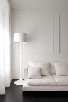 Λευκός λαμπτήρας δαπέδου σε ένα ασπρόμαυρο καθιστικό