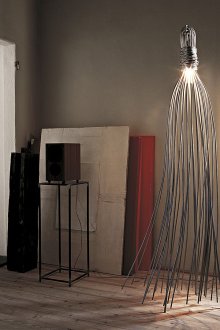 Δημιουργική μεταλλική λάμπα δαπέδου στο εσωτερικό