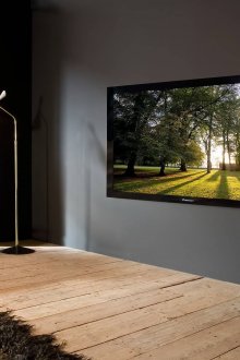 Μεταλλική λεπτή λυχνία δαπέδου στο σαλόνι