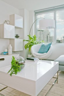 Λευκό φωτιστικό δαπέδου σε φωτεινό εσωτερικό χώρο