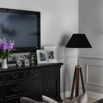 Μαύρο και καφέ φανό στο πάτωμα