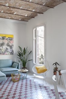 Μπλε καναπές στο σαλόνι