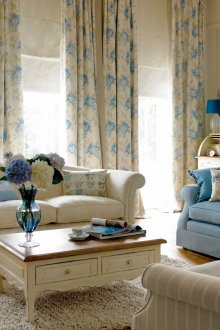Μπεζ και μπλε χρώματα στο σαλόνι.