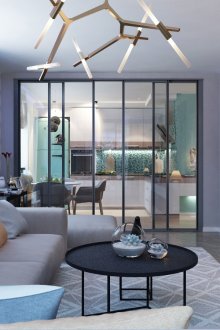 Μπλε προφορά σε ένα γκρίζο σαλόνι