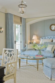 Μπλε και άσπρο σαλόνι-υπνοδωμάτιο