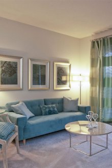 Μπλέ καναπές και καρέκλα lounge