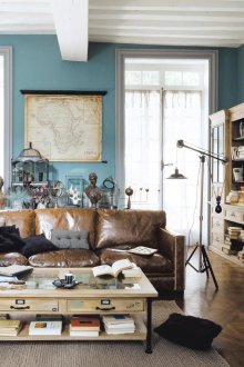 Μπλε τοίχους στο εσωτερικό του καθιστικού