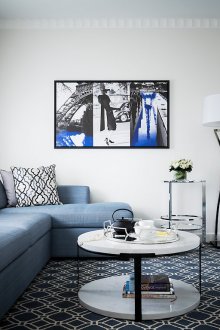 Μπλε καναπές γωνίας σε φωτεινό σαλόνι