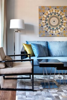 Μπλέ καναπές στο εσωτερικό