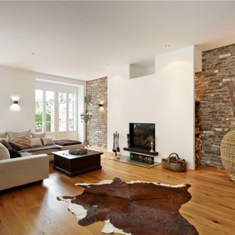 Βάζο στο πάτωμα, χαλί και τούβλο στο σαλόνι