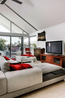 Κόκκινο και καφέ προφορά σε ένα φωτεινό σαλόνι