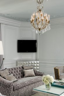 Όμορφη χρυσή και ασημένια προφορά στο σαλόνι