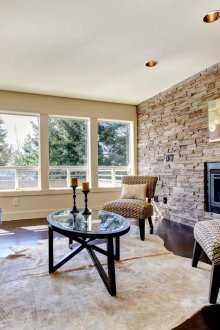 Πέτρα στη διακόσμηση του τοίχου στο σαλόνι