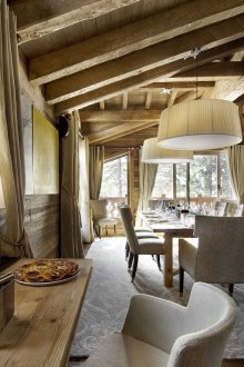 Κεριά, λουλούδια και λάμπες σε σπιτική διακόσμηση σπιτιού