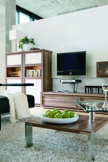 Καφέ και άσπρα έπιπλα καθιστικού