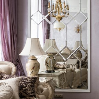 Λιλά τοίχους και κουρτίνες στο σαλόνι