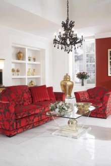 Χρυσή διακόσμηση σε ένα κόκκινο και λευκό καθιστικό