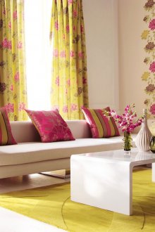 Floral εκτυπώσεις στο σαλόνι