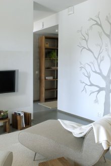 Σχεδιάζοντας στον τοίχο σε ένα φωτεινό σαλόνι