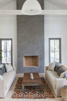 Όμορφο χαλί σε ένα γκρι-λευκό καθιστικό