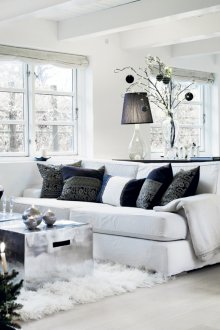 Όμορφη διακόσμηση σε ένα φωτεινό σαλόνι