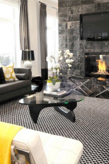 Κίτρινο τόνους σε ένα ασπρόμαυρο σαλόνι με τζάκι