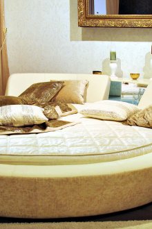 Μπεζ καφέ στρογγυλό κρεβάτι στο υπνοδωμάτιο